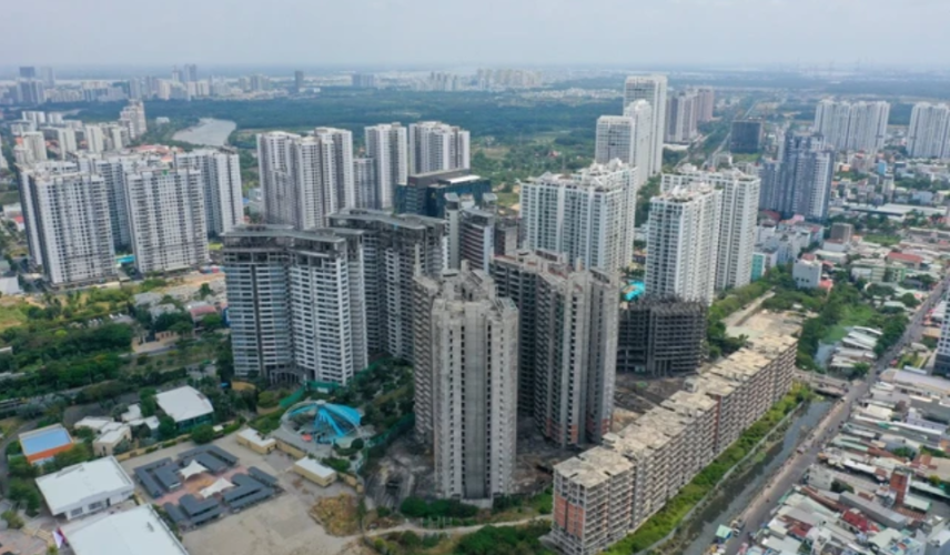 Cảnh trái ngang giữa chung cư và đất nền